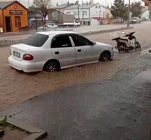 Demirözü’nde sağanak yağış hayatı olumsuz etkiledi