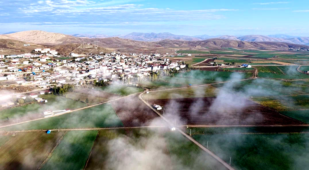 Demirözü’nde sis bulutları ovaya yayıldı