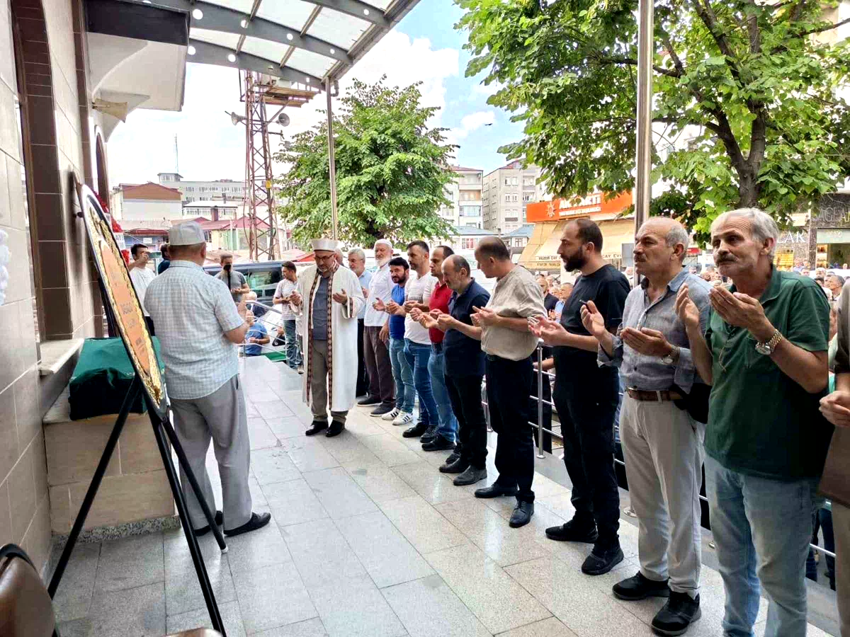 Denizde boğulan genç son yolculuğuna uğurlandı