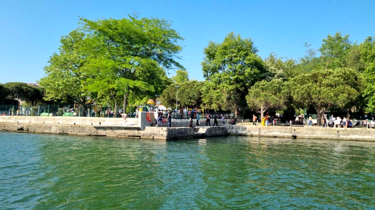 Denizde boğulma tehlikesi geçiren genç hastaneye kaldırıldı