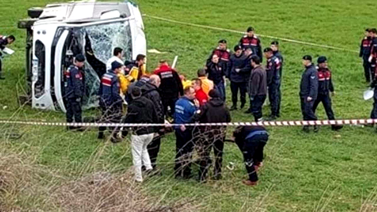Denizli'de sporcu öğrencileri taşıyan midibüs devrildi: 2 ölü 26 yaralı
