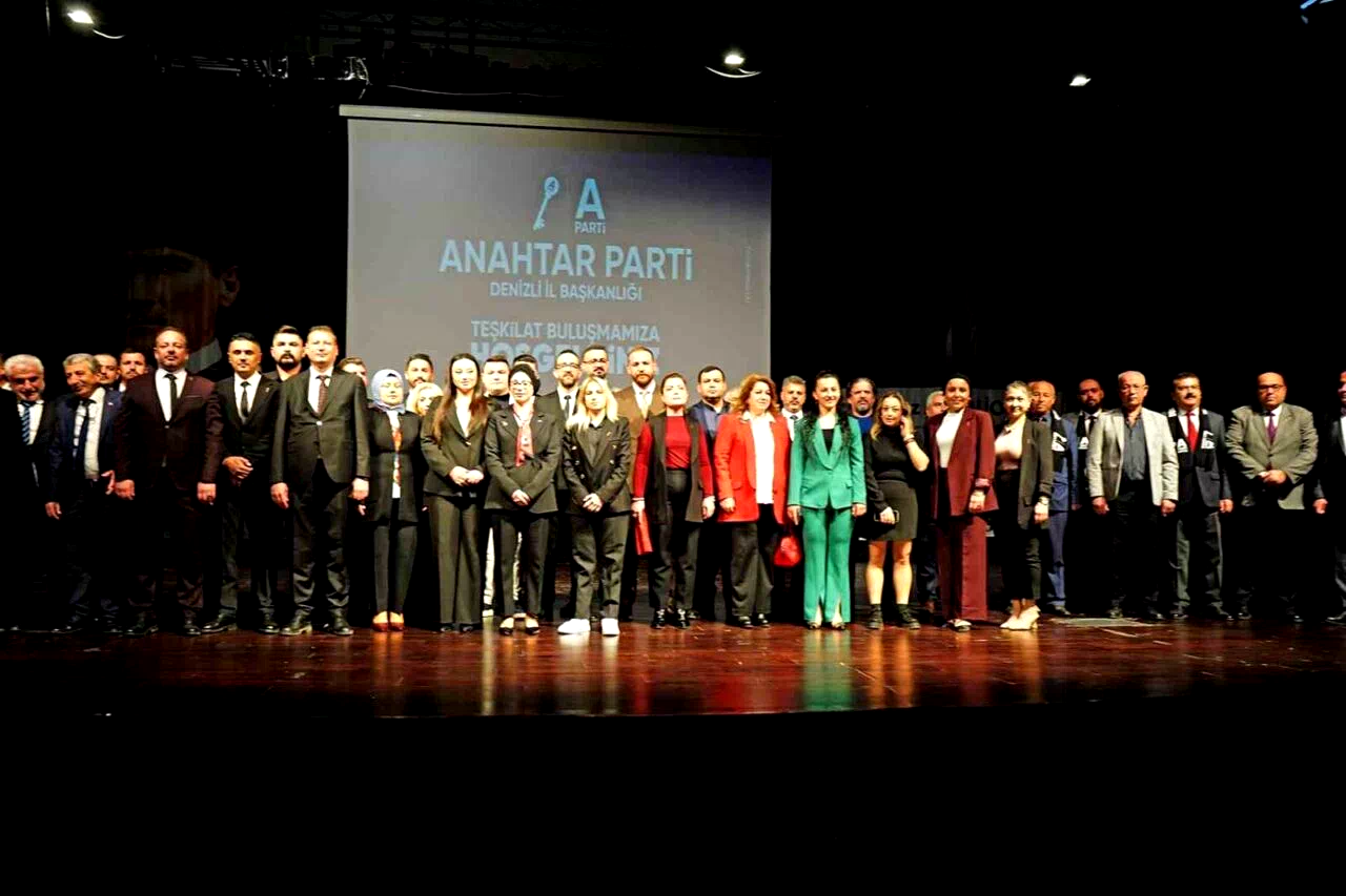 Denizli Anahtar Parti üyeleri düzenlenen törende bir araya geldi