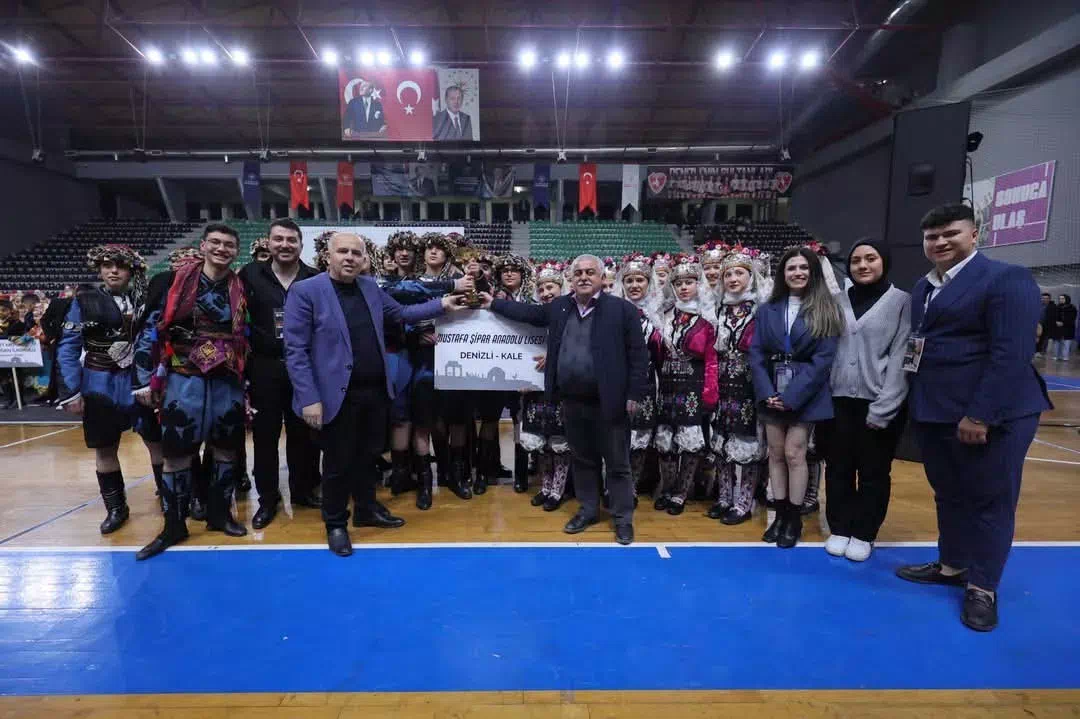 DENİZLİ’DEKİ OKULUN ÖĞRENCİLERİ HALK OYUNLARINDA BİRİNCİ OLDU