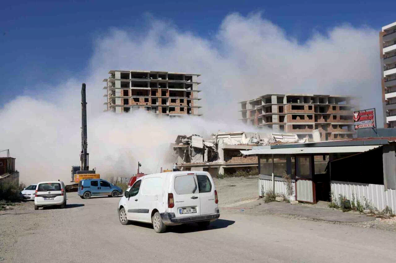 Deprem etkisi oluşturan 13 katlı bina yerle bir olma anı kamerada