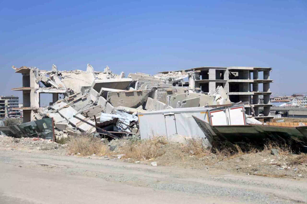 Deprem etkisi yaşatan 12 katlı binanın yerle bir olduğu anlar kamerada