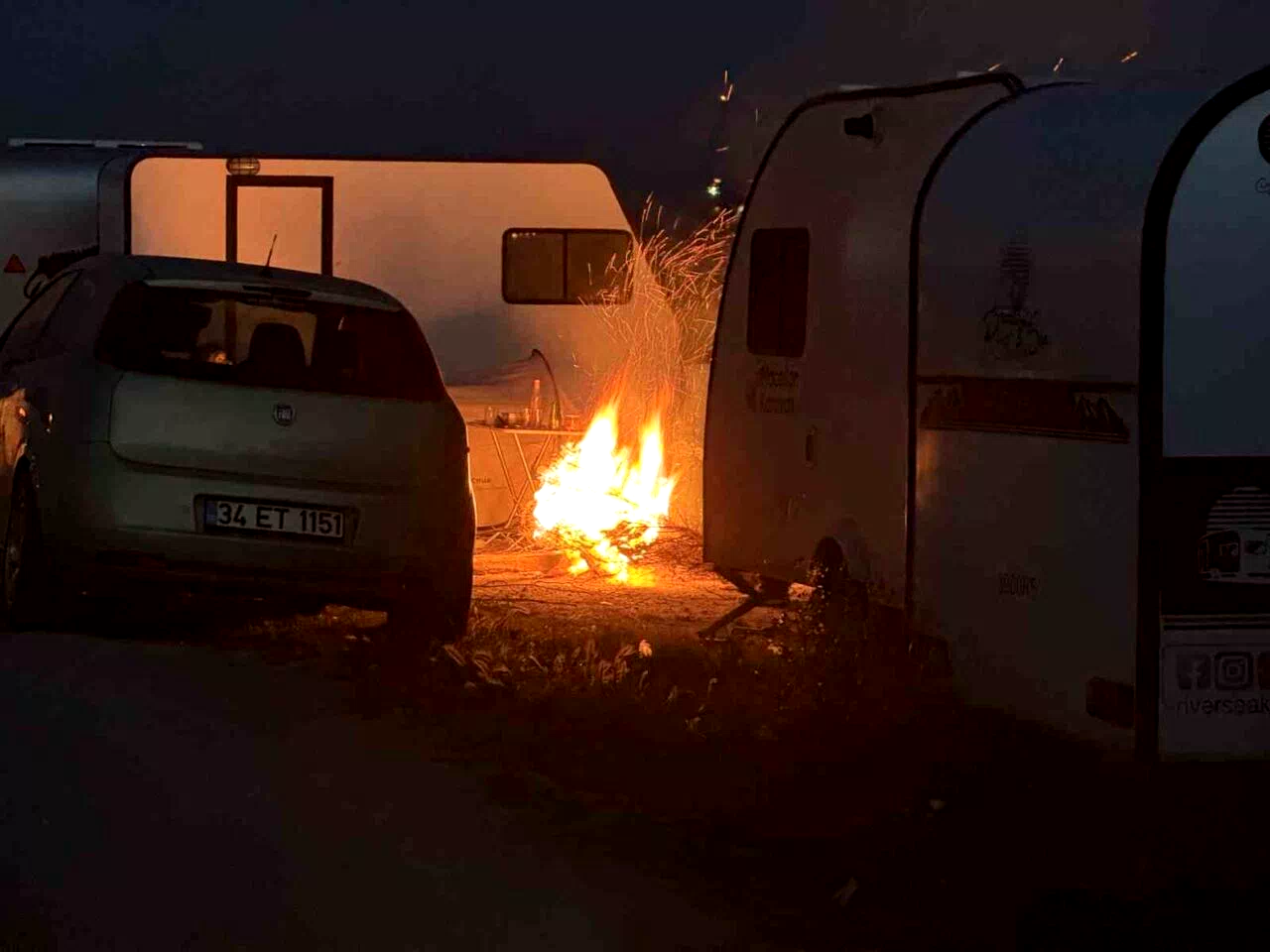 Deprem sonrası vatandaşlar karavanda ve parklarda geceliyor