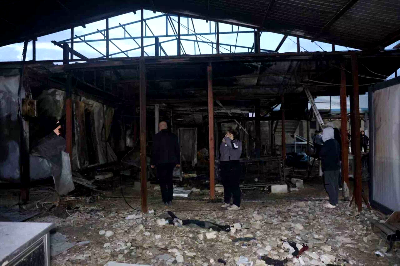 Depremde evleri yıkılan aile yangınla birlikte ikinci kez yuvasız kaldı