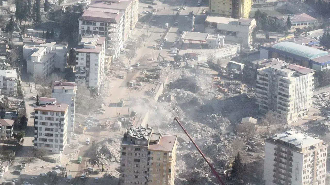 Depremde yıkılan Ebrar Sitesi F Blok için kamu görevlileri yargı önünde