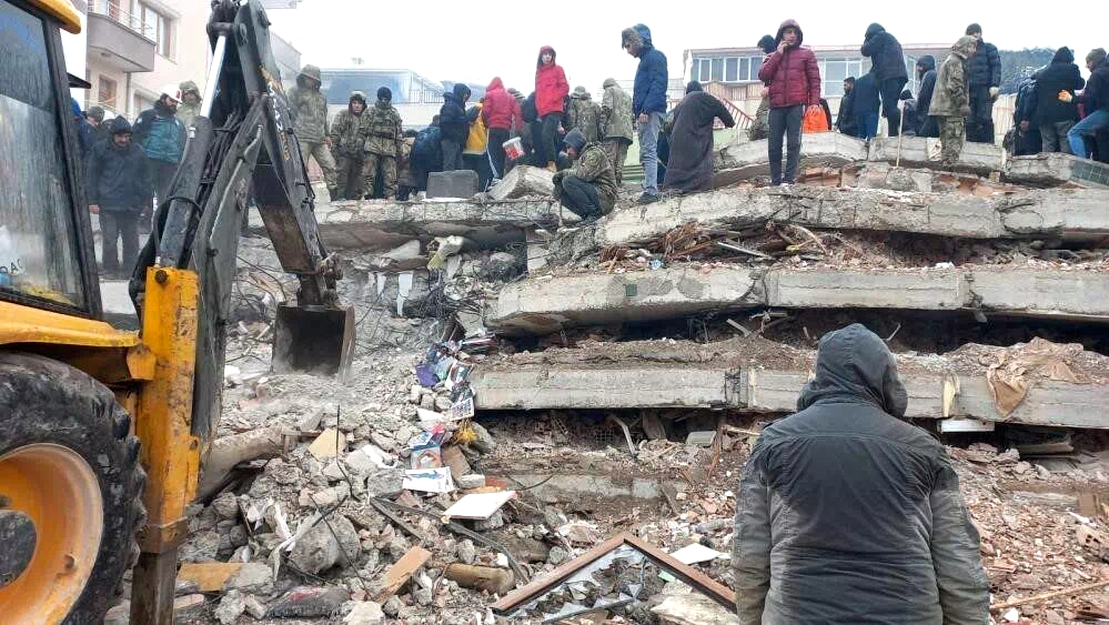 Depremde yıkılan pasaj davasında beraat kararı