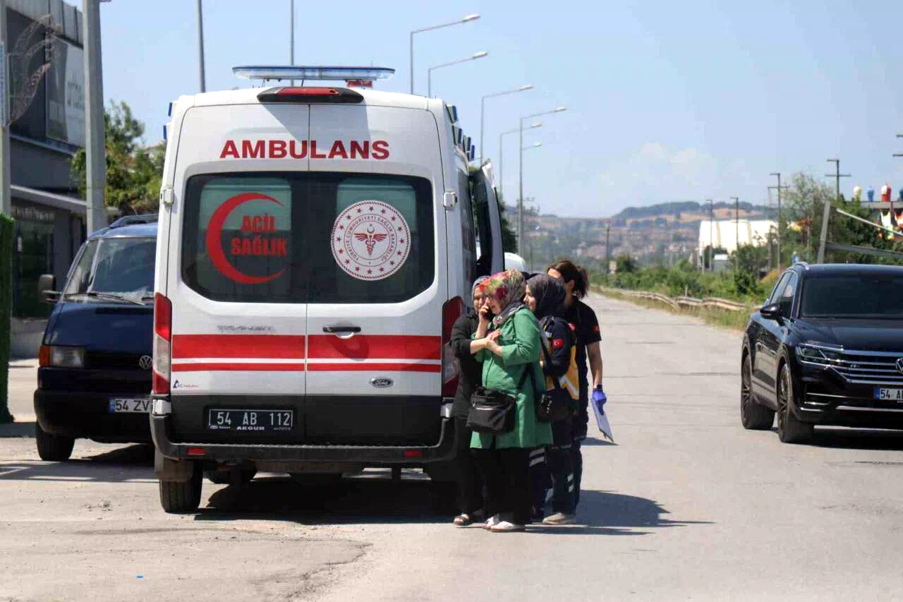 Depremden dakikalar sonra korku dolu anlar, fabrika tavanı çöktü: Göçük altında kalan 3 kişi yaralandı