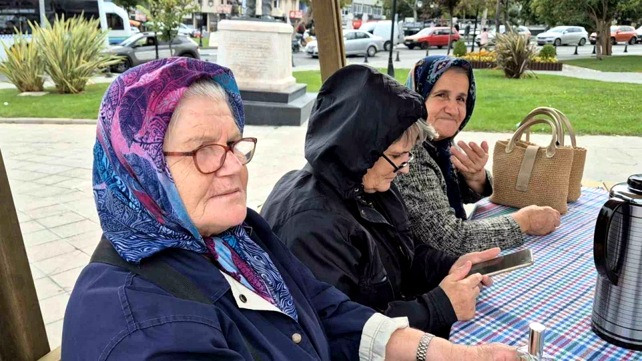 Depremden sonra dışarı çıkan vatandaşlar: “Çok korktuk”