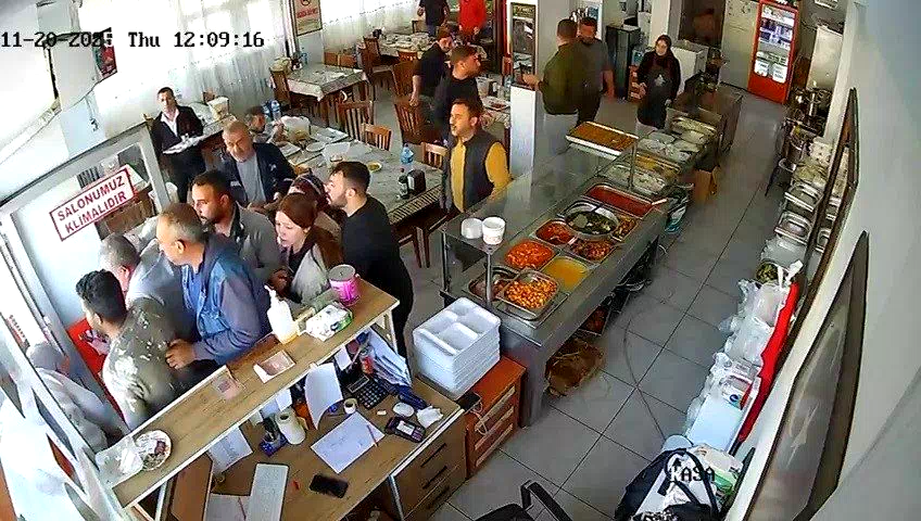 Depreme lokantada yakalanan vatandaşları panikle kaçışları kamerada