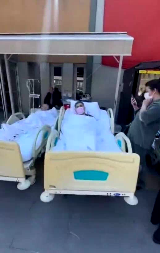 Depremin ardından hastalar sedyelerle tahliye edildi