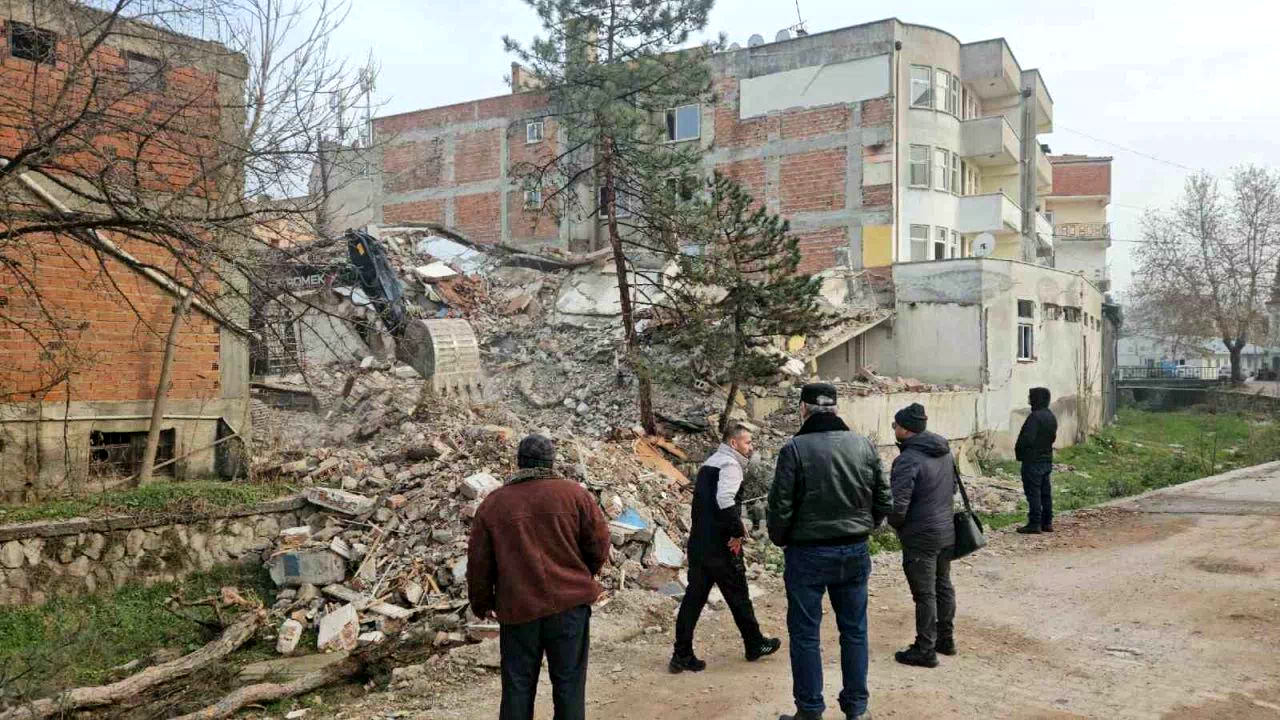 Depremin ardından Sındırgı’da tehlikeli yapılar kaldırılıyor