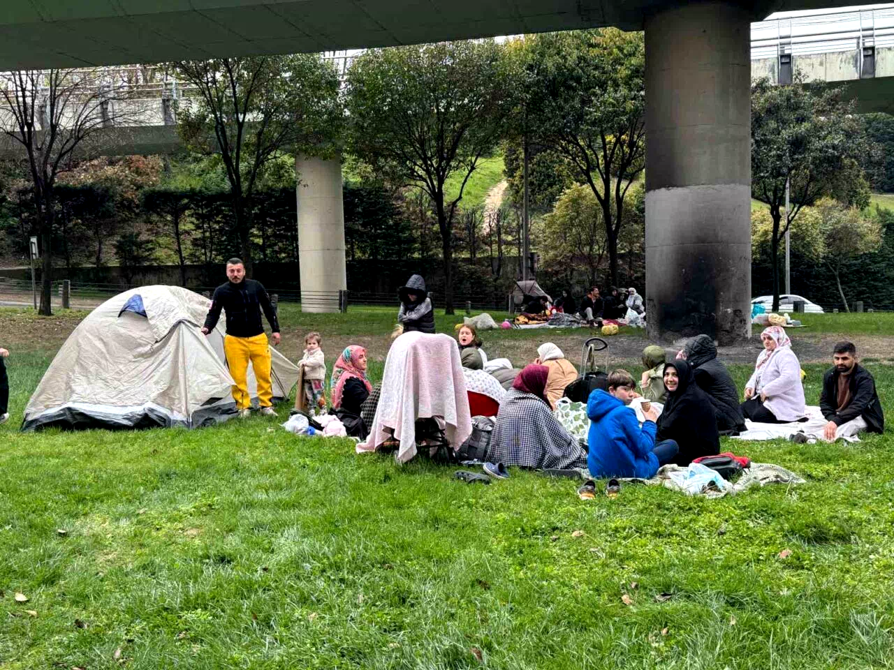 Depremin ardından vatandaşlar park ve bahçeleri doldurdu