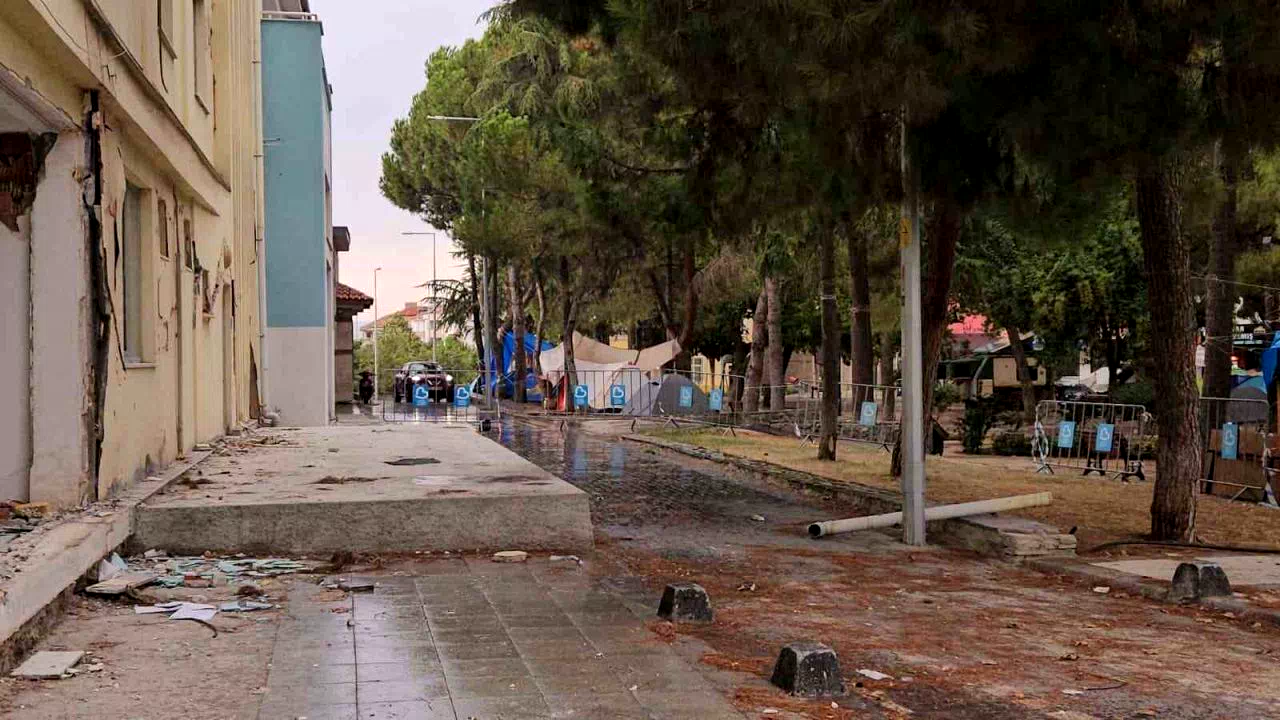 Depremin vurduğu Sındırgı’da aylar sonra yağmur yağdı