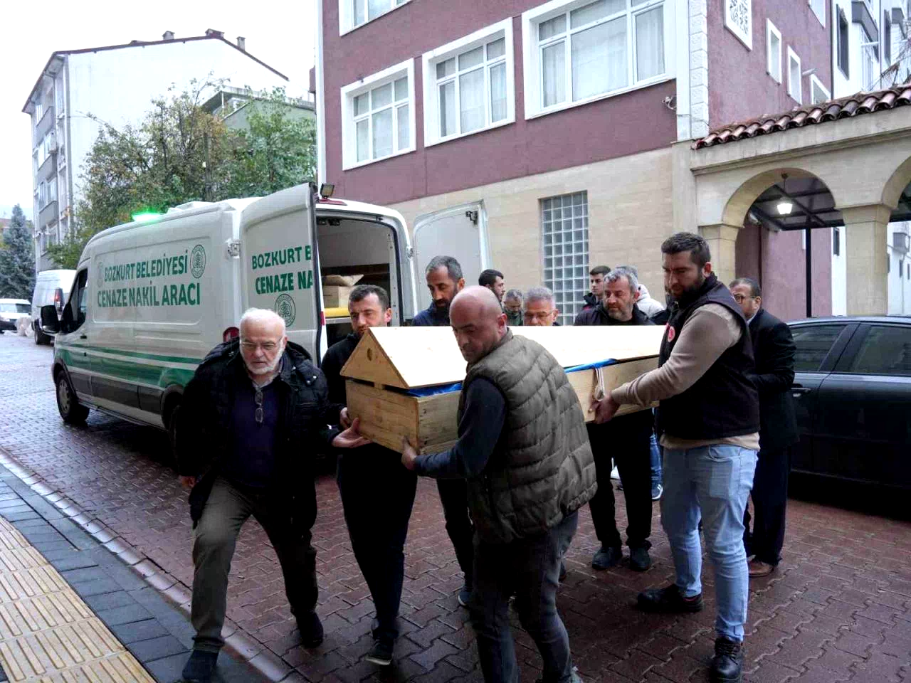 Dere yatağında cenazelerine ulaşılan anne ve oğlunun cenazesi ilçeye getirildi