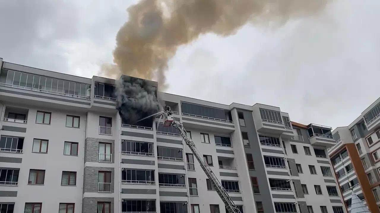 DERİNCE’DE SİTEDE YANGIN PANİĞİ: CAN PAZARI YAŞANDI