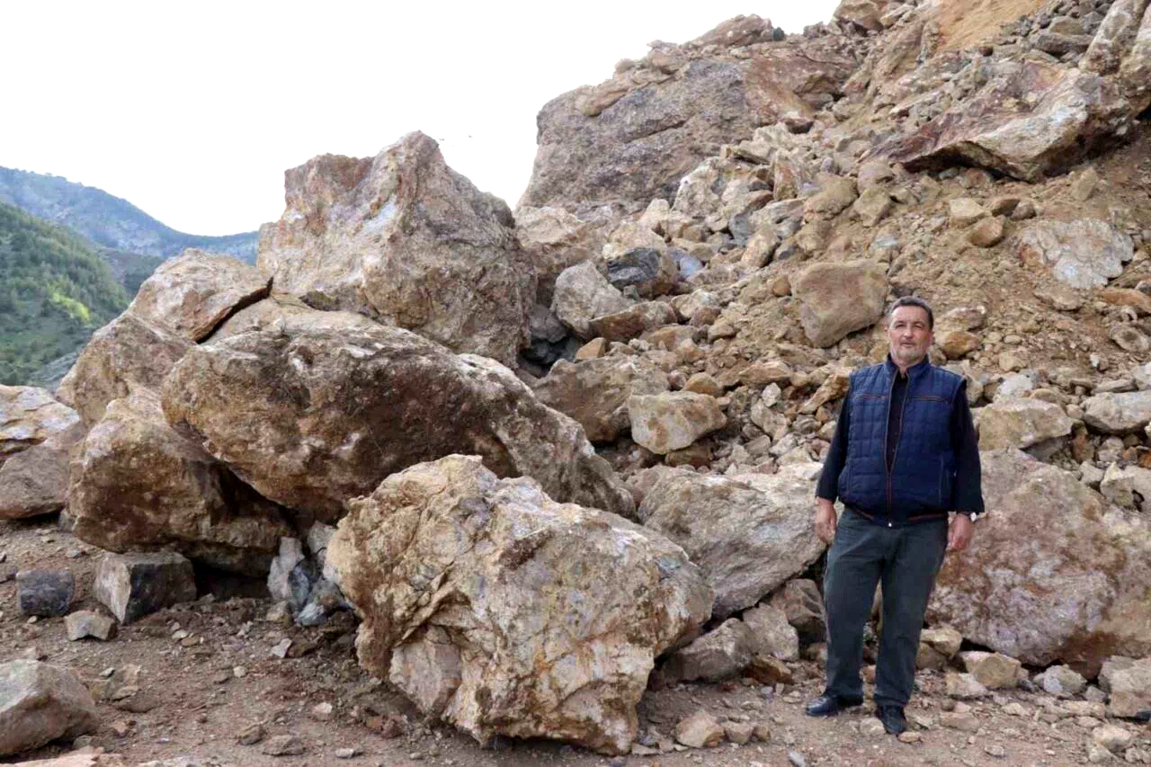 Dev kayalar yolu ulaşıma kapandı