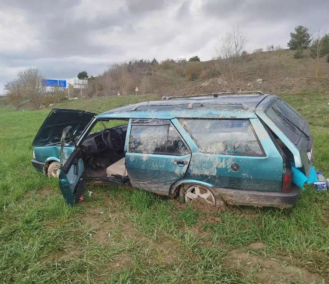 DEVREKANİ’DE TARLAYA YUVARLANAN OTOMOBİLDE 3 KİŞİ YARALANDI
