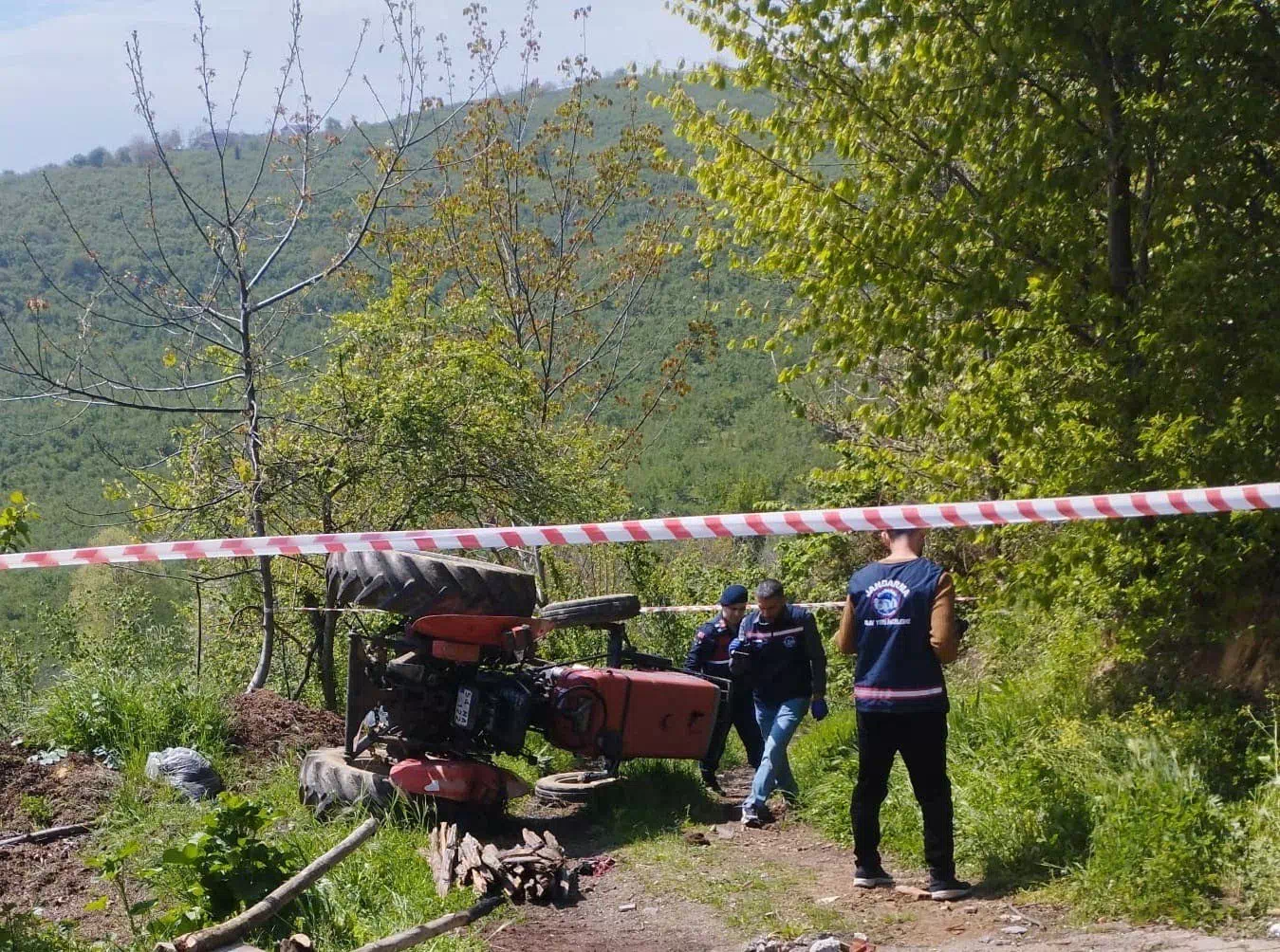Devrilen traktörün altında kalan 85 yaşındaki adam, hayatını kaybetti.