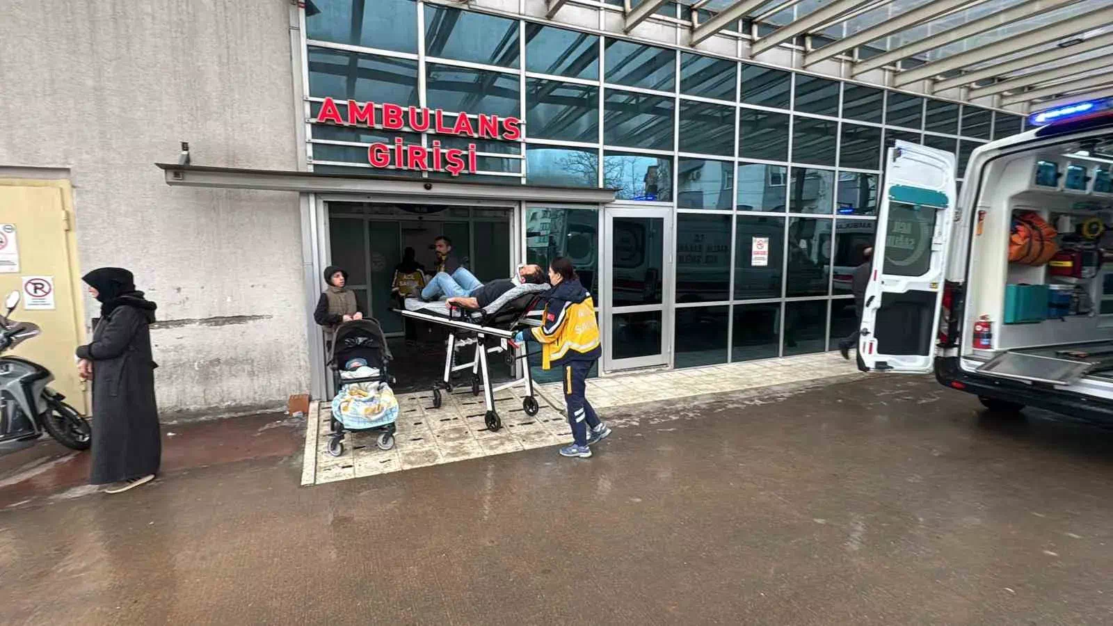 Dilovası’nda tırdan malzeme indiren işçi düşerek yaralandı.
