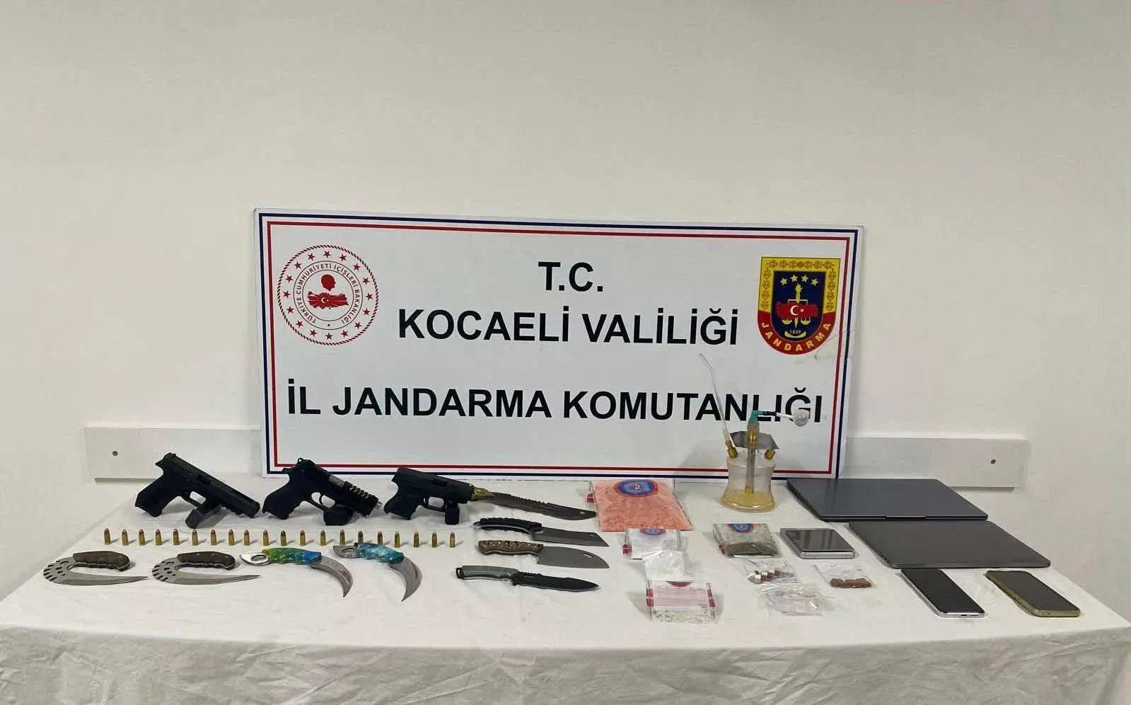 Dilovası’nda Yapılan Operasyonda Uyuşturucu ve Silahlar Ele Geçirildi.