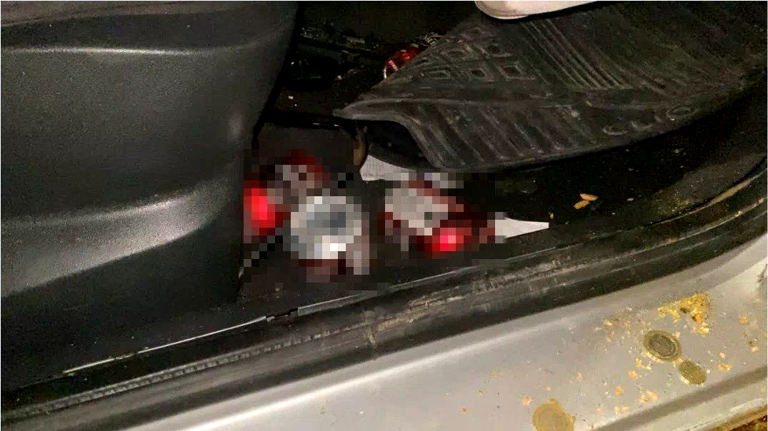Direğe çarpan otomobildeki 4 kişi yaralandı: Araçtan alkol kutuları çıktı
