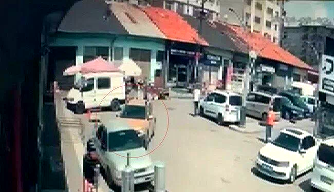 Direksiyon başında rahatsızlanan sürücü 6 araca çarptı: Kaza anı kamerada