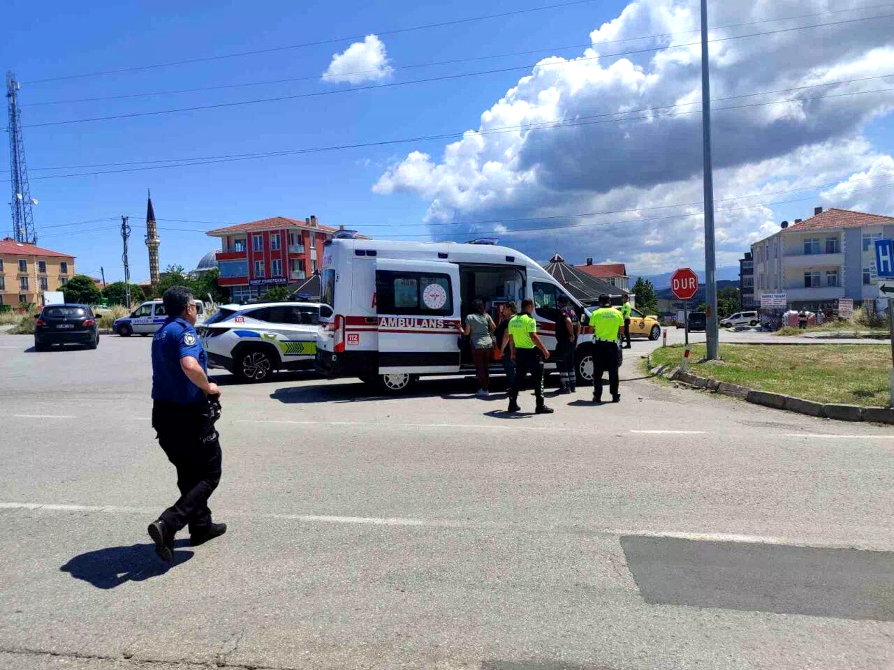 Direksiyon hakimiyetini kaybeden motosiklet sürücüsü yere düştü