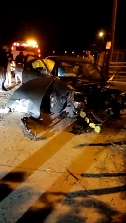 Direksiyon hakimiyetini kaybetti önce eve sonra direğe çarptı: 1’i ağır 3 yaralı