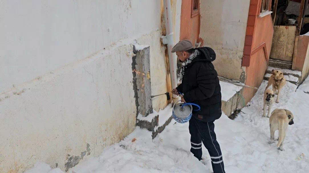 Doğu buz kesti: Donan su şebekeleri pürmüzle ısıtılmaya çalışıldı
