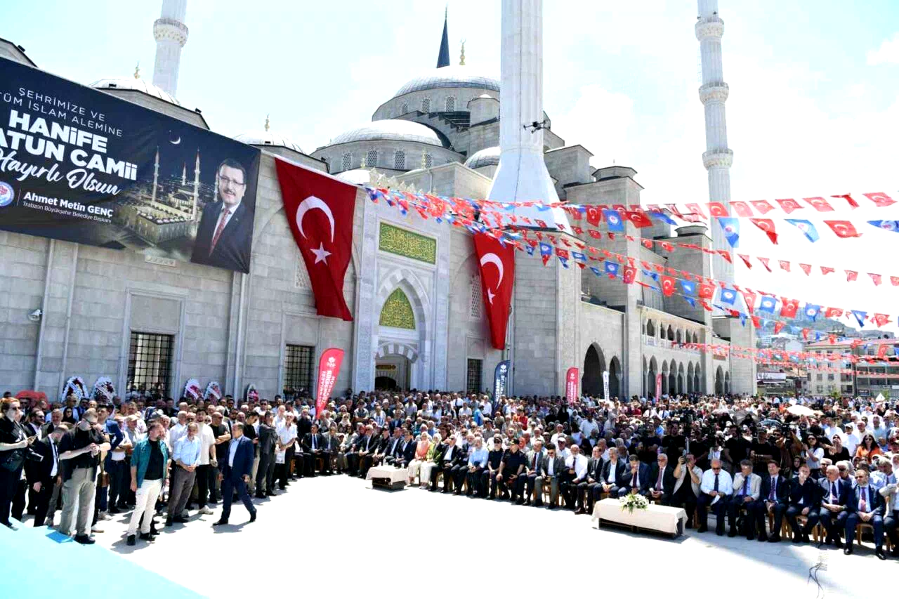 Doğu Karadeniz’in en büyük camisi Hanife Hatun Camii ibadete açıldı