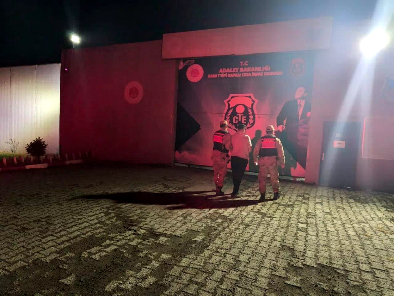 Dolandırıcılıktan aranıyordu, Digor’da yakalandı