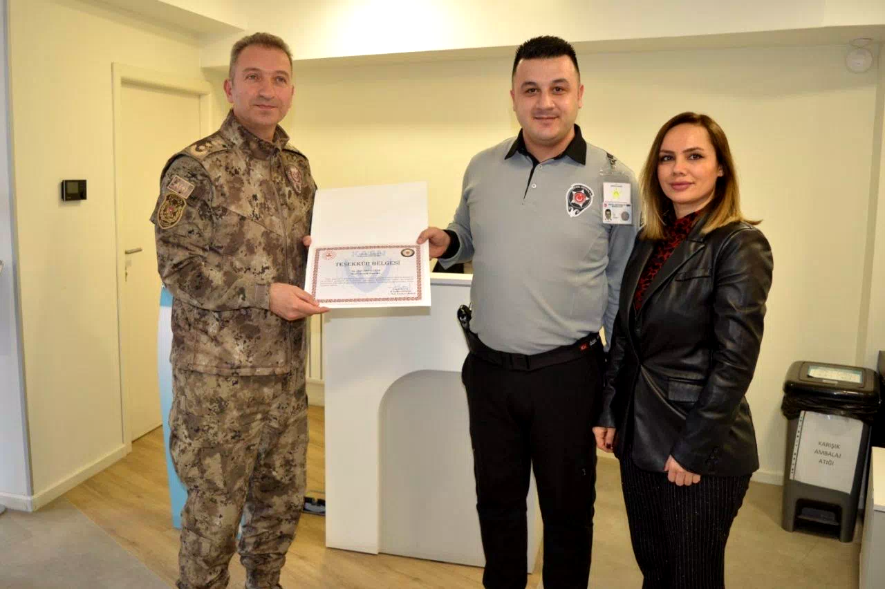 Dolandırılmaktan Kurtulan Emekli Öğretmene Yardım Eden Banka Güvenlik Görevlisine Teşekkür Belgesi