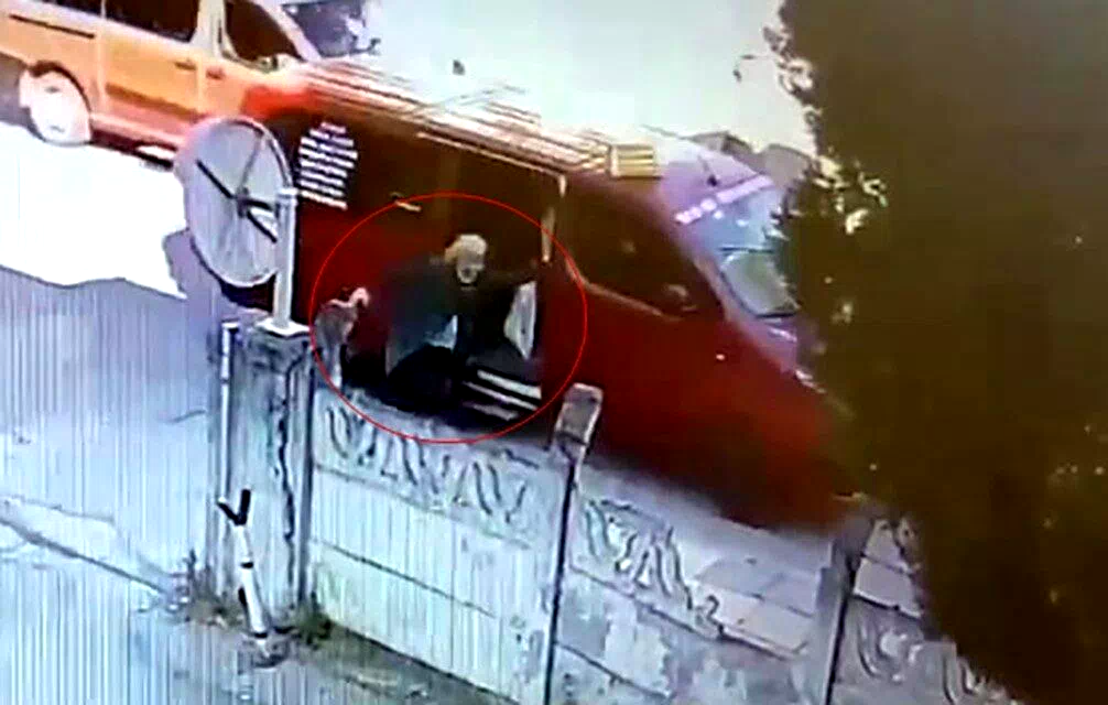 Dolmuştan inmek istedi, araç hareket edince sürüklendi