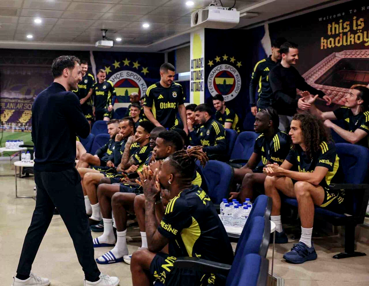 Domenico Tedesco, futbolcularla vedalaştı