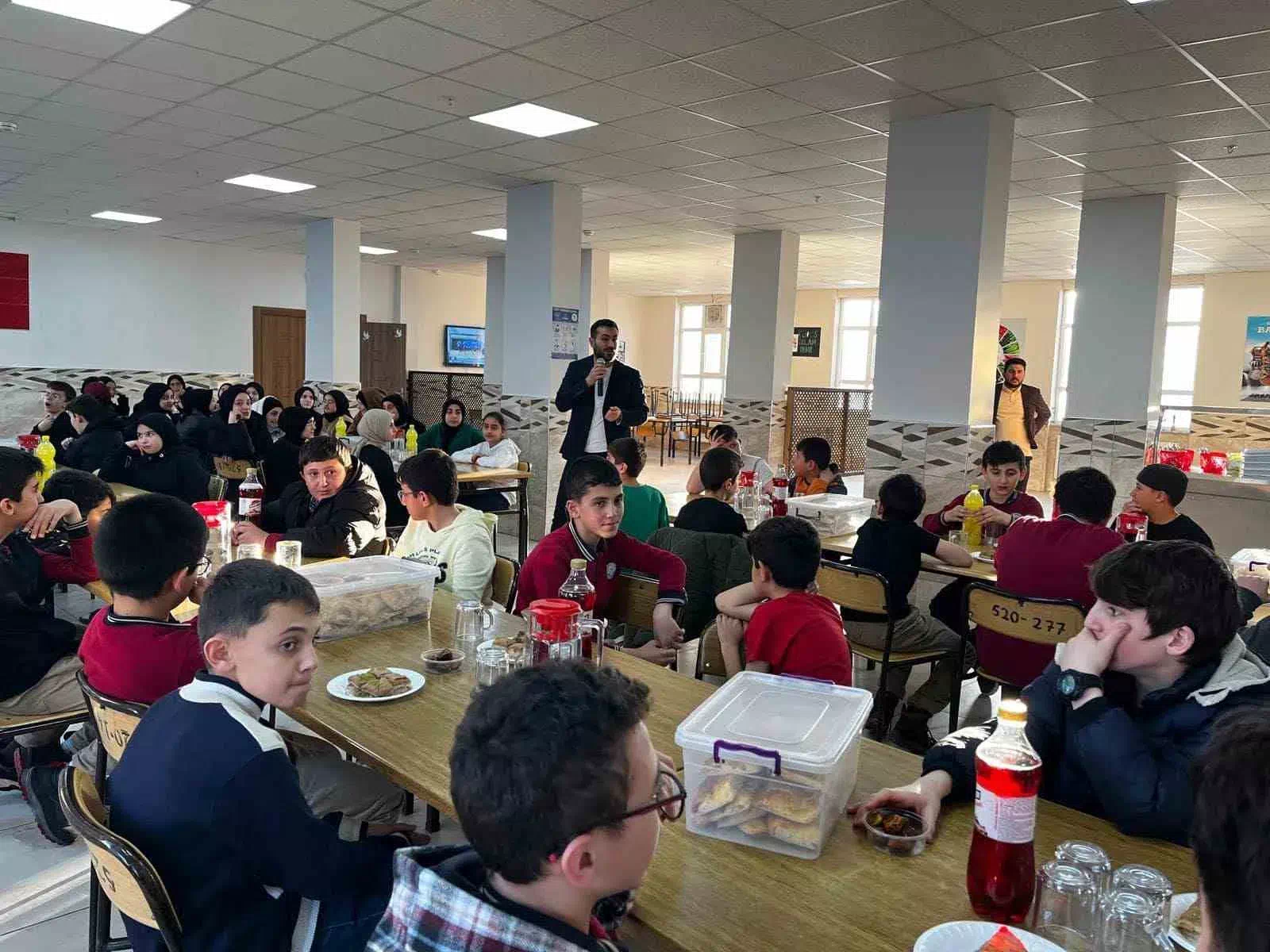 Dr. Emirhan Aktaş, Erdem Bayazıt İmam Hatip Ortaokulunda ‘Kendini tanımak, farkındalık ve yavaşlamak’ konulu söyleşi düzenledi.