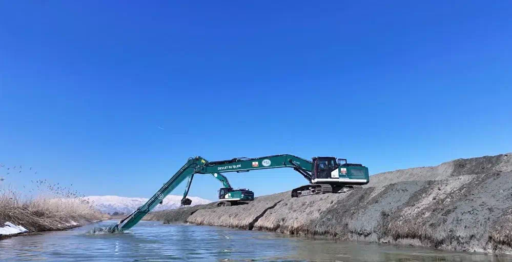 DSİ, Erzincan Merkez Akyazı Mahallesi’nde Ana Tahliye Kanalında Temizlik Çalışmalarını Başlattı.