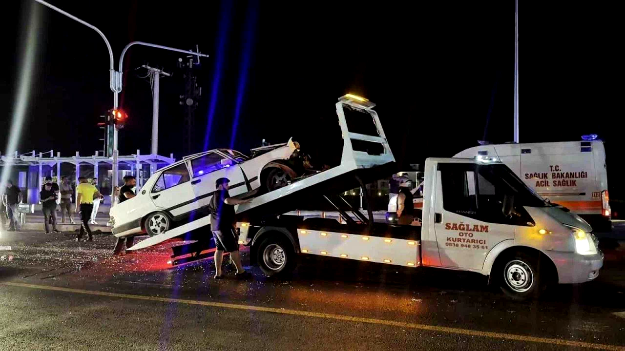 Duble yolda iki otomobil çarpıştı: 1’i ağır, 3 yaralı