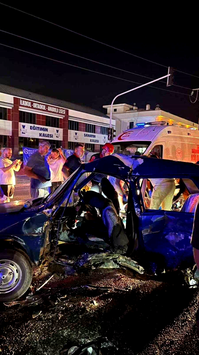 Duble yolda iki otomobil çarpıştı: 5 yaralı
