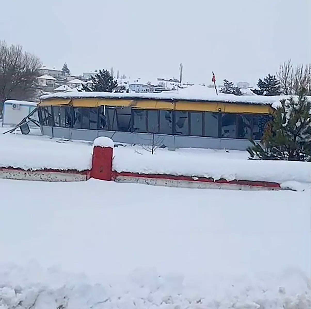 Düğün salonunun çatısı, yağan karın ağırlığına dayanamadı