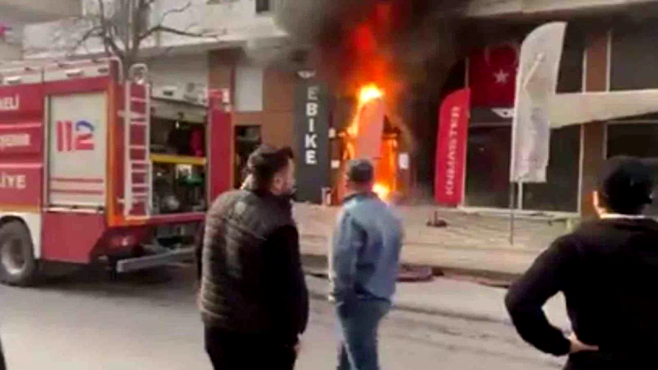 Dükkan önünde başlayan yangın akülerin patlamasıyla büyüdü