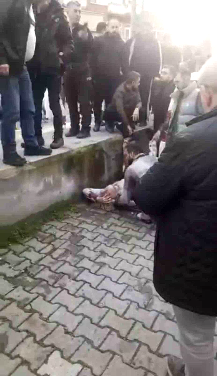 Dükkanının önünde uğradığı silahlı saldırıda yaralandı