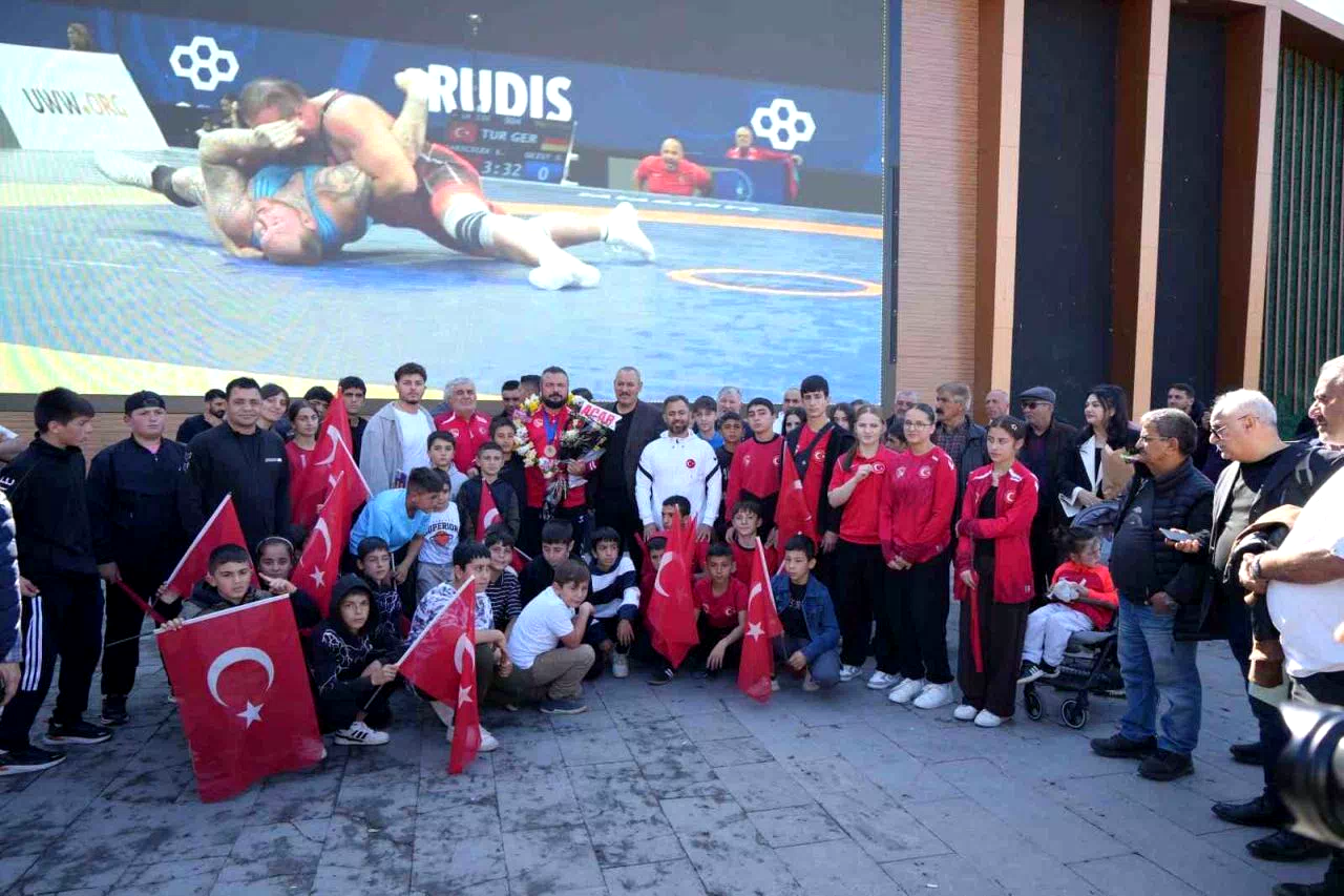 Dünya 3’ncüsü olan milli güreşçiye Erzincan’da coşkulu karşılama