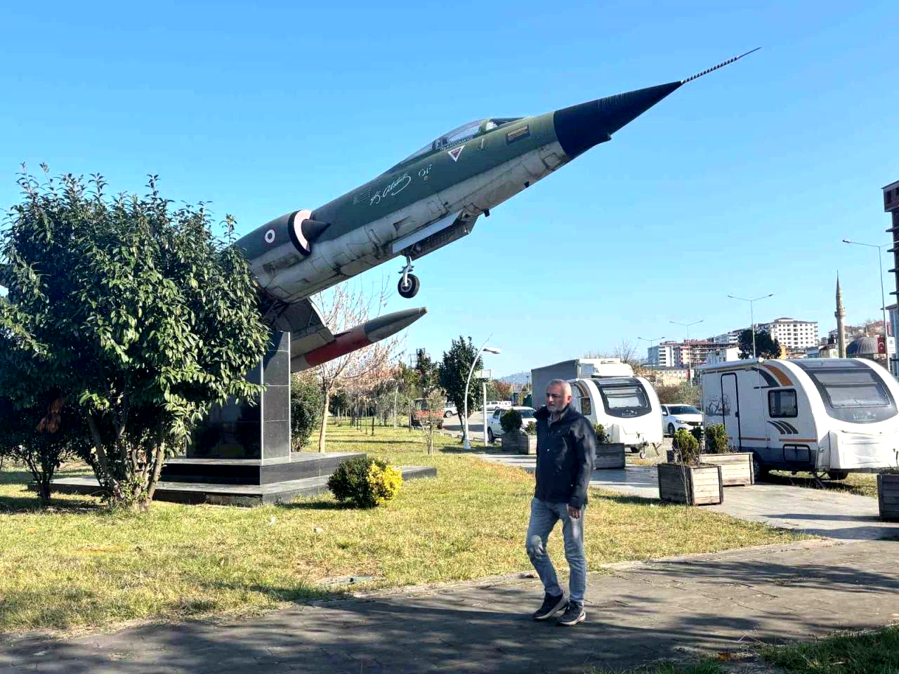 Dünya havacılık tarihine geçen Selçuk Bayraktar’a Sürmeneli hemşehrisinden şarkılı destek