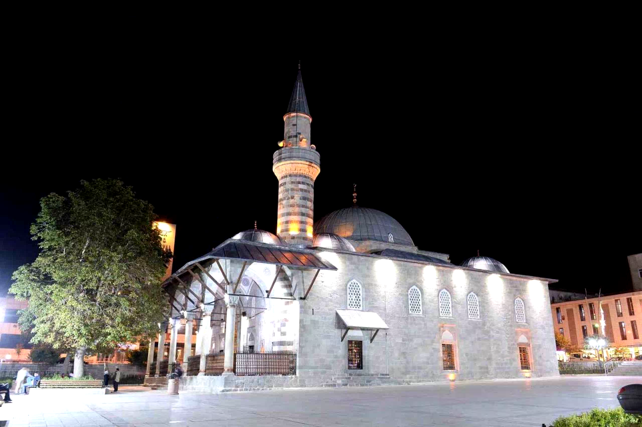 Dünya ikincisi Hafız Ali Turhan, Lala Mustafa Paşa Camii’ne atandı
