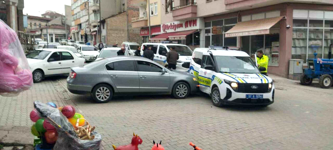 “Dur” ihtarına uymadı, ekip otosuna çarptı: Yaya kaçarken yakalandı