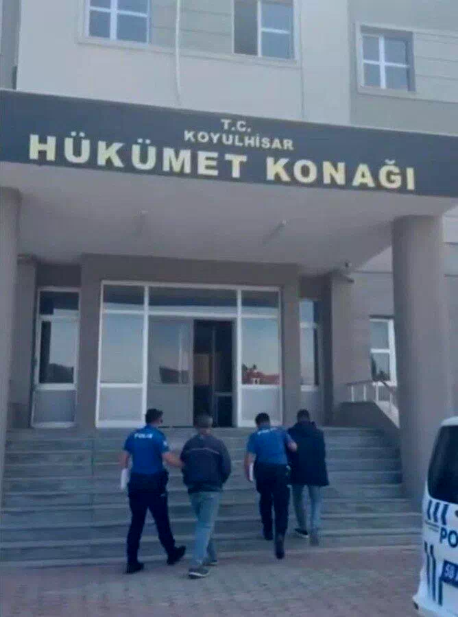Durdurulan iki tırda 27 düzensiz göçmen yakalandı