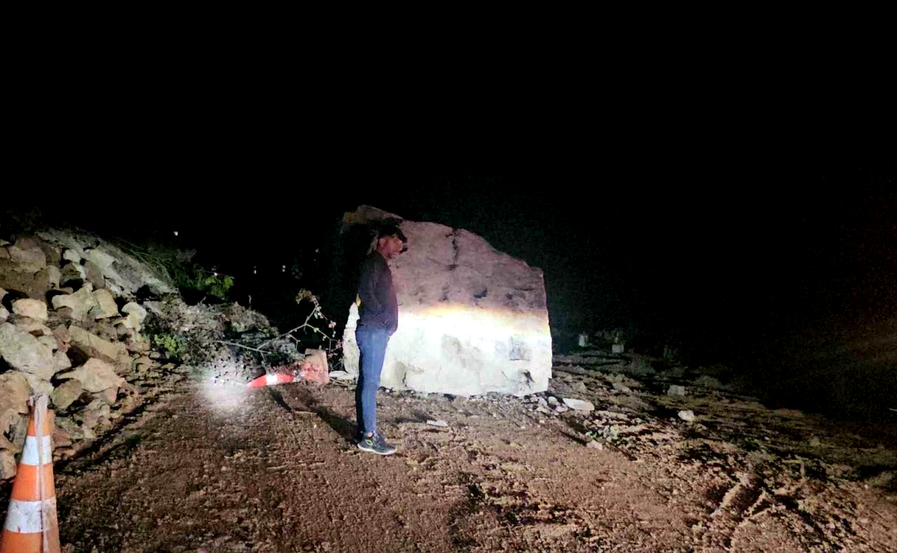 Düşen dev kaya karayolunu ulaşıma kapattı